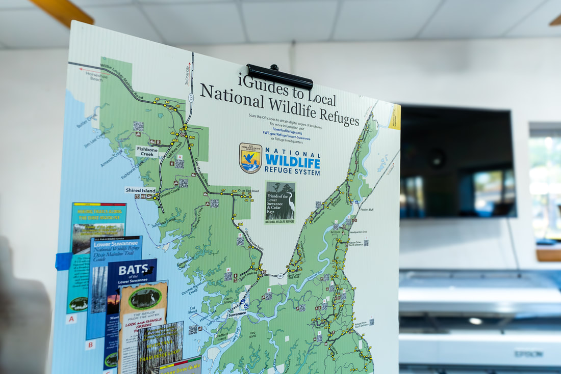 Picture of the poster of the Refuge map with QR codes for brochures and trail guides