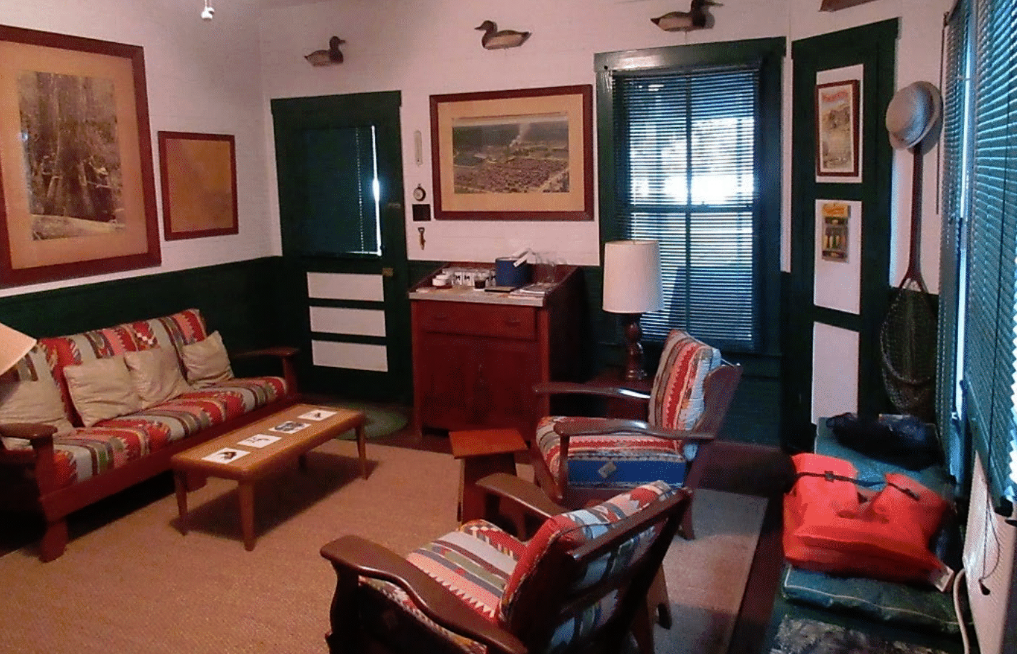 Picture of the interior of the living room of the Main House at Vista